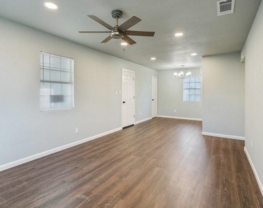 208 N Coleman Street - Photo Thumbnail 6