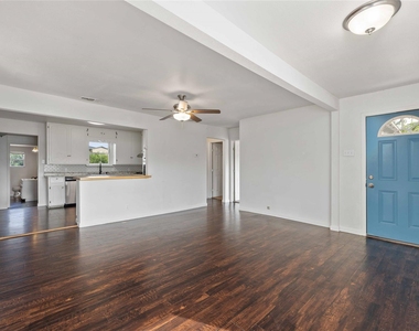 204 Northline Drive - Photo Thumbnail 7