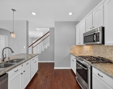 1013 Wenk Drive - Photo Thumbnail 8