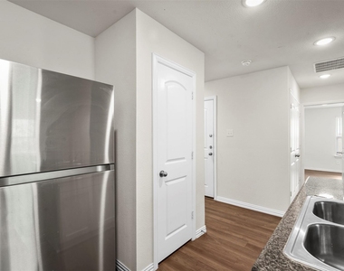 2208 Sayle Street - Photo Thumbnail 7