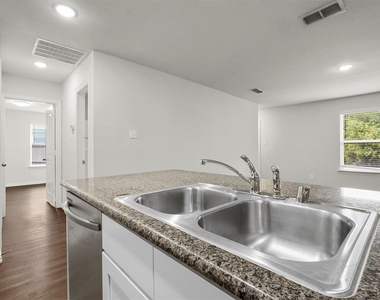 2208 Sayle Street - Photo Thumbnail 8