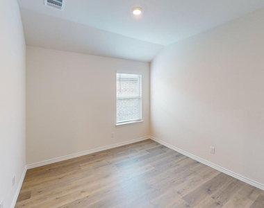 3920 Glastonbury Road - Photo Thumbnail 13