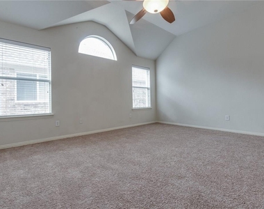 2717 Sunlight Drive - Photo Thumbnail 6