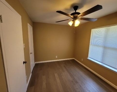 80 Lori Drive - Photo Thumbnail 5