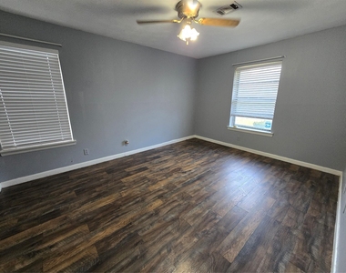 427 Royal Crest Drive - Photo Thumbnail 4