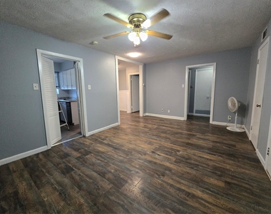 427 Royal Crest Drive - Photo Thumbnail 1