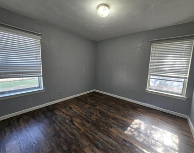 427 Royal Crest Drive - Photo Thumbnail 7