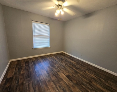 427 Royal Crest Drive - Photo Thumbnail 6