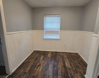 427 Royal Crest Drive - Photo Thumbnail 3