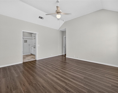 423 Halifax Drive - Photo Thumbnail 2