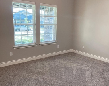 1008 Eva Drive - Photo Thumbnail 10