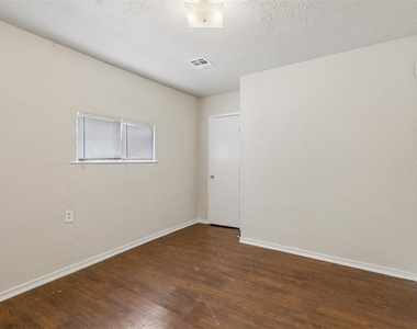 1913 Elm Drive - Photo Thumbnail 6