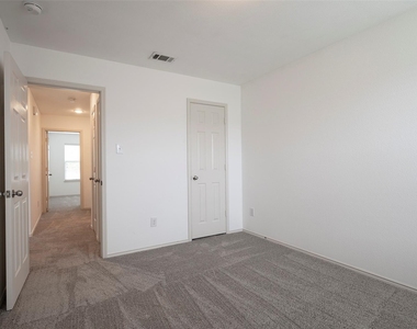 1505 Lone Pine Drive - Photo Thumbnail 18