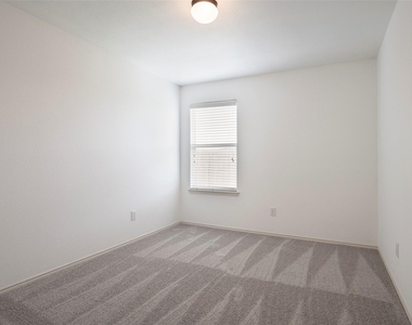 1505 Lone Pine Drive - Photo Thumbnail 17