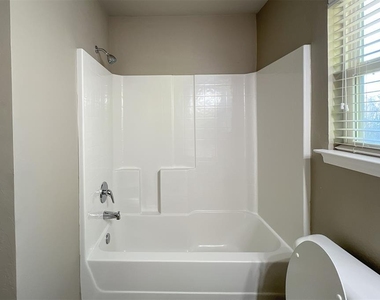 7804 Bennie Terrace - Photo Thumbnail 15