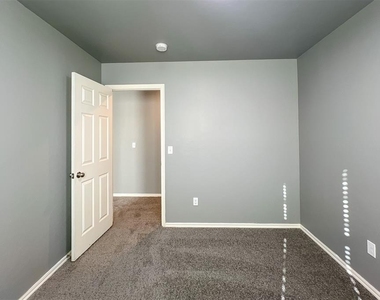 7802 Bennie Terrace - Photo Thumbnail 8