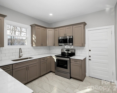 701 S York Street - Photo Thumbnail 4