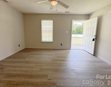 527 E Carpenter Street - Photo Thumbnail 7