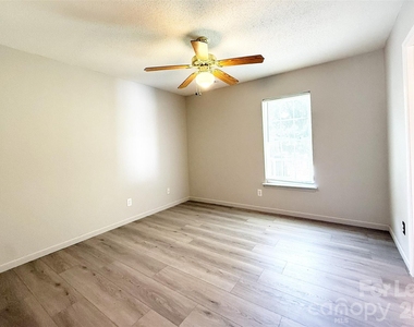 527 E Carpenter Street - Photo Thumbnail 14