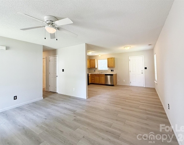 527 E Carpenter Street - Photo Thumbnail 8