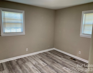 477 Sunset Street - Photo Thumbnail 8