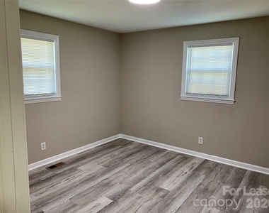 477 Sunset Street - Photo Thumbnail 7