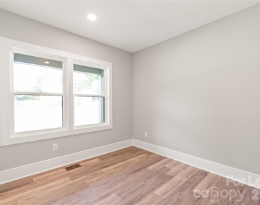 3905 Plainview Road - Photo Thumbnail 5
