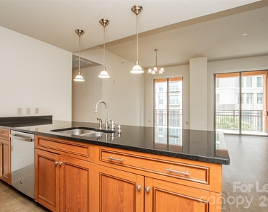 701 Royal Court - Photo Thumbnail 8