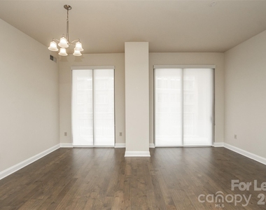 701 Royal Court - Photo Thumbnail 3