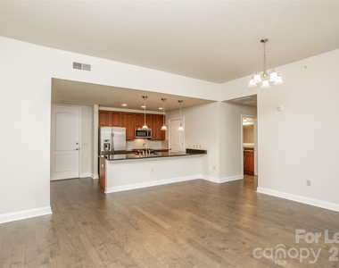 701 Royal Court - Photo Thumbnail 5