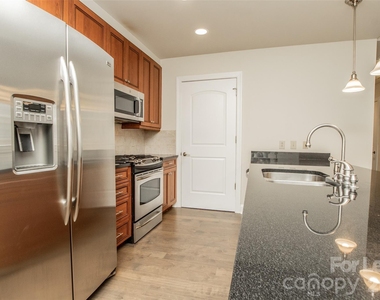 701 Royal Court - Photo Thumbnail 7