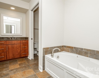701 Royal Court - Photo Thumbnail 11