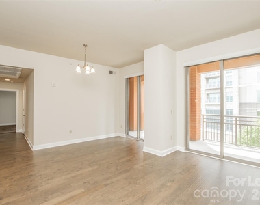 701 Royal Court - Photo Thumbnail 4