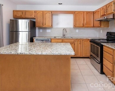 3134 Summercroft Lane - Photo Thumbnail 4