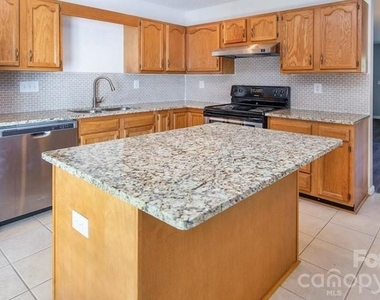 3134 Summercroft Lane - Photo Thumbnail 5