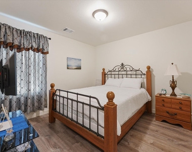 1206 Claude Street - Photo Thumbnail 8