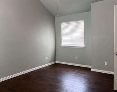 3224 Plumstead Drive - Photo Thumbnail 7