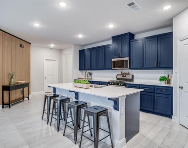 16705 Lincoln Park Lane - Photo Thumbnail 4