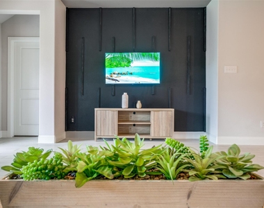 16705 Lincoln Park Lane - Photo Thumbnail 6