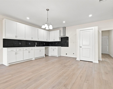 5715 Smiley Road - Photo Thumbnail 5