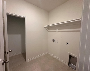 663 Saxony Drive - Photo Thumbnail 9