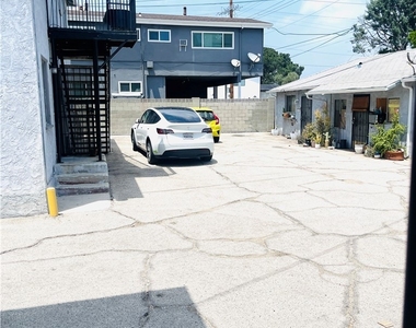 5754 Vineland Avenue - Photo Thumbnail 17