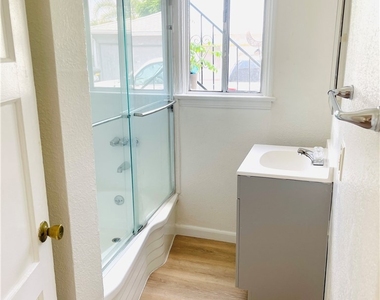 5754 Vineland Avenue - Photo Thumbnail 12