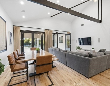 22953 Oxnard Street - Photo Thumbnail 5