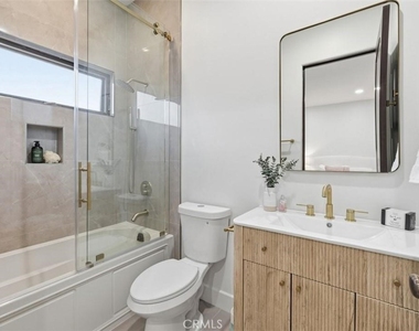 22953 Oxnard Street - Photo Thumbnail 11