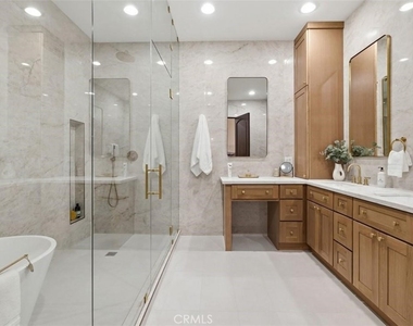 22953 Oxnard Street - Photo Thumbnail 7