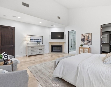 22953 Oxnard Street - Photo Thumbnail 6