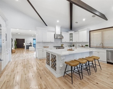 22953 Oxnard Street - Photo Thumbnail 13