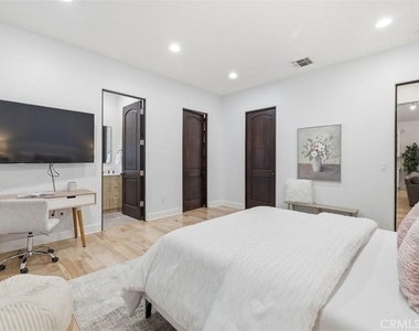 22953 Oxnard Street - Photo Thumbnail 12