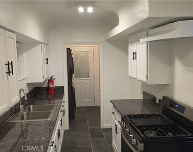 1022 W 57th - Photo Thumbnail 7